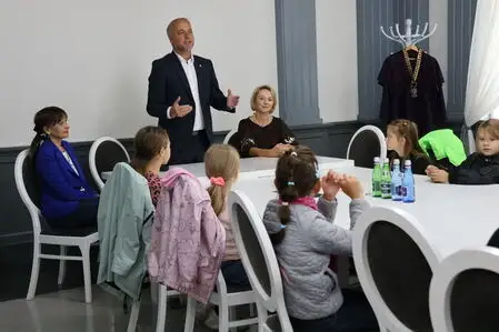 Uczestnicy „Wakacji z MDK” z wizytą w opoczyńskim magistracie