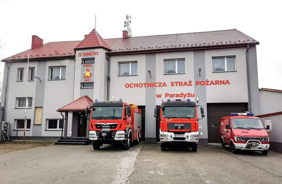 Tragiczny wypadek na DK 74 w Wójcinie – trzy samochody osobowe