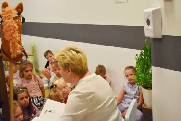 Wakacyjne spotkanie w bibliotece: przedszkolaki poznały „Ritę i konia”