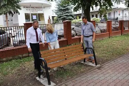 Opoczno inwestuje w małą architekturę – nowe ławki i kosze na ulicach miasta