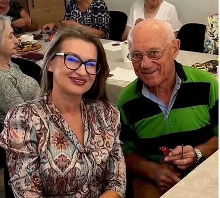 Seniorzy z Opoczna tworzyli magnesy z opoczyńskimi paseczkami