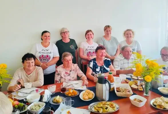 Niedziela ze smakiem – seniorzy z Małych Końskich spotkali się w świetlicy