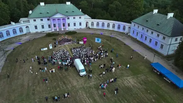 Koncert muzyki filmowej w Białaczowie – niezapomniany wieczór przed pałacem