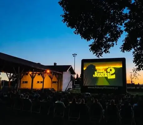 Kino plenerowe w Mniszkowie: „Dalej jazda 2” pod gwiazdami