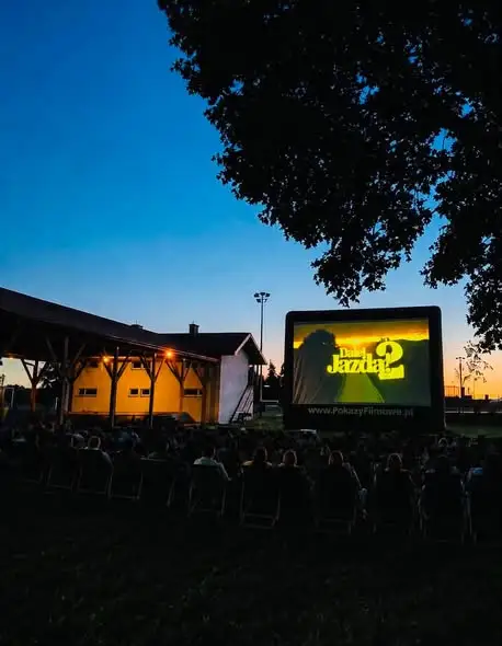 Kino plenerowe w Mniszkowie: „Dalej jazda 2” pod gwiazdami