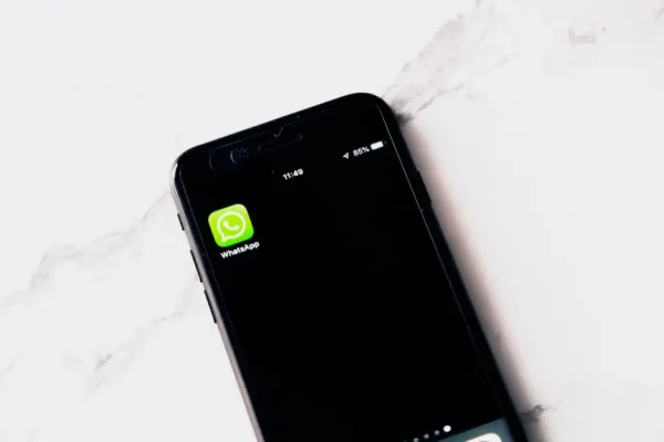 Oszuści przejmują konta WhatsApp – policja ostrzega przed fałszywymi prośbami o głosowanie