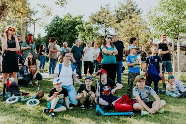 Piknik rodzinny w Sobieniu na zakończenie wakacji z udziałem policji
