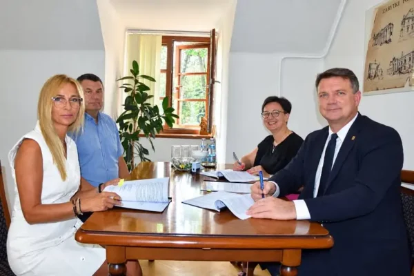 Umowa podpisana: Szkoła w Petrykozach przejdzie termomodernizację za ponad 5 mln zł