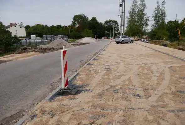 Drzewica: rozbudowa ul. Fabrycznej i Zdrojowej nabiera tempa – nowy parking i chodniki