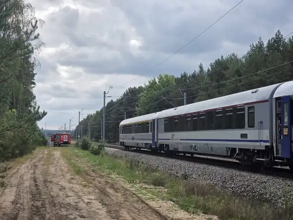 Akcja ratunkowa na torach w Kamieńcu: strażacy pomogli pasażerom pociągu