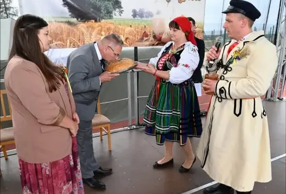 Dożynki gminne w Mniszkowie – chleb z tegorocznego ziarna i wieńce na scenie