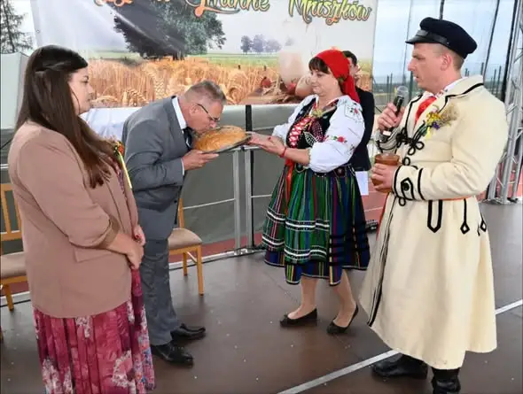 Dożynki gminne w Mniszkowie – chleb z tegorocznego ziarna i wieńce na scenie
