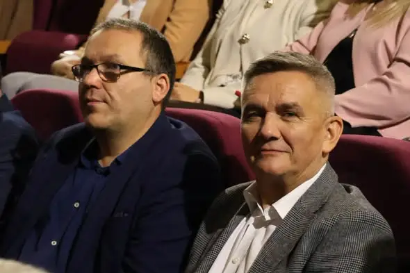 Stulecie dzielnicowego w Drzewicy. MDK Opoczno z pamiątkową statuetką