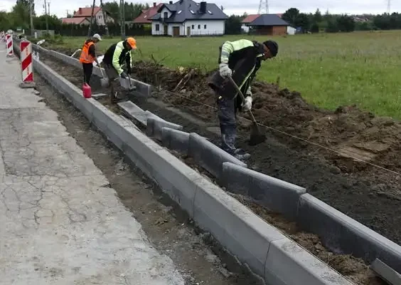Drzewica: ruszyła przebudowa drogi powiatowej do Dąbrówki