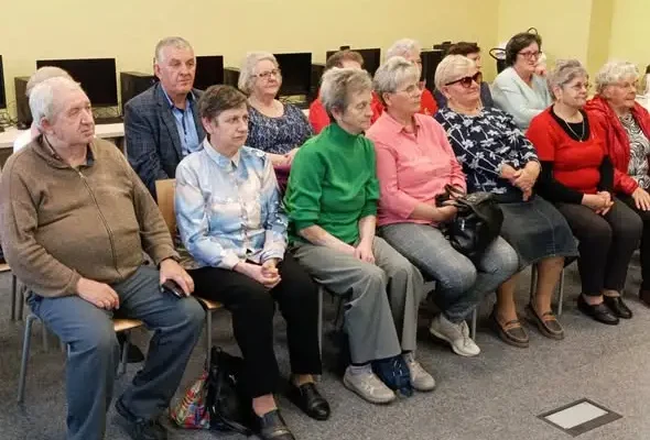 Seniorzy z Drzewicy uczyli się, jak nie dać się oszukać w sieci