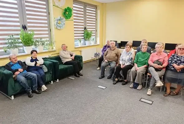 Seniorzy z Drzewicy uczyli się, jak nie dać się oszukać w sieci