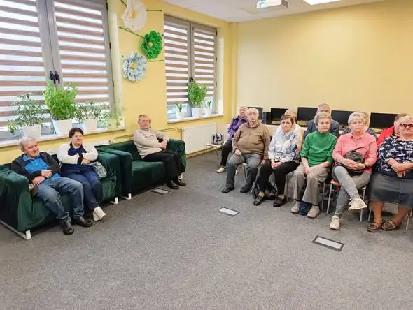 Seniorzy z Drzewicy uczyli się, jak nie dać się oszukać w sieci