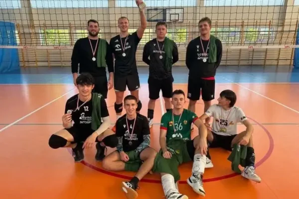 Siatkarze MKS Volley Żelazny Opoczno na podium turnieju w Wolanowie