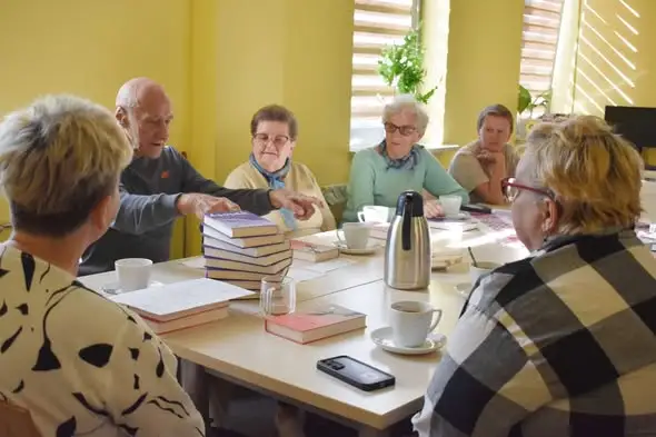 Dyskusyjny Klub Książki w Drzewicy rozmawiał o „Ludziach z nieba” Karpowicza