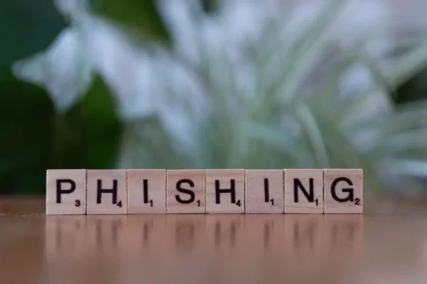 Ostrzeżenie przed phishingiem: oszuści podszywają się pod Play