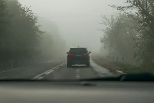 Jesień na drogach: Policja apeluje o rozwagę i dostosowanie prędkości