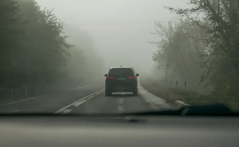Jesień na drogach: Policja apeluje o rozwagę i dostosowanie prędkości