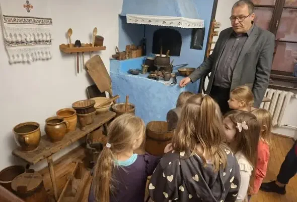 Przedszkolaki z Opoczna przeniosły się w czasie – wizyta w Muzeum Regionalnym