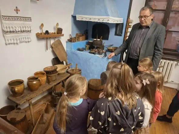 Przedszkolaki z Opoczna przeniosły się w czasie – wizyta w Muzeum Regionalnym