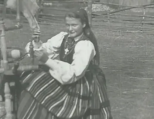 Opoczyński strój ludowy i kołowrotek – fotografia z 1952 roku